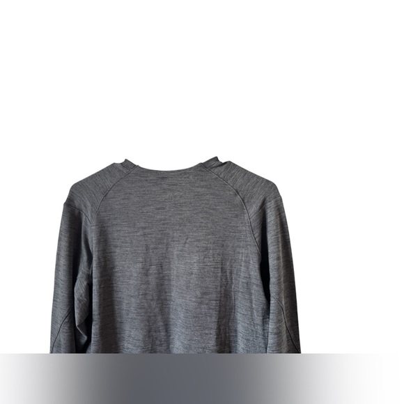 Lululemon Surge Warm Long Sleeve Shirt with thumb holes and zip pocket - Picture 4 of 11